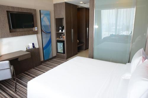 Habitación Executive con cama extragrande del hotel Novotel Bangkok Impact. Foto 10