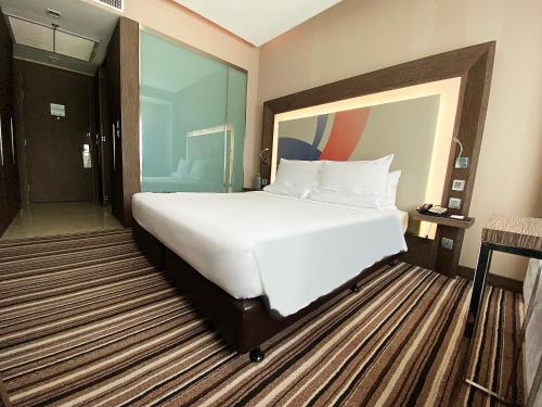 Habitación Executive con cama extragrande del hotel Novotel Bangkok Impact. Foto 12