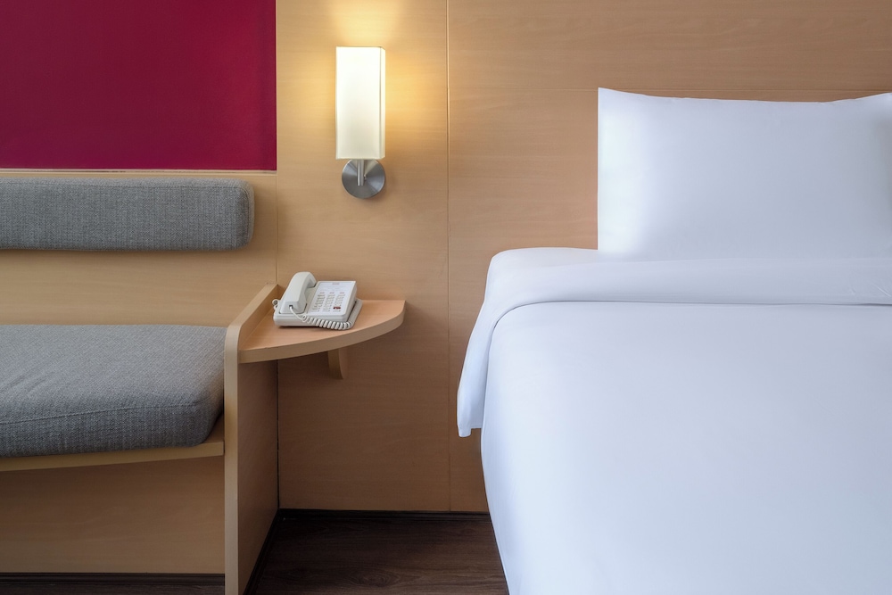 Estándar 1 Cama Doble del hotel Ibis Bangkok Riverside. Foto 1
