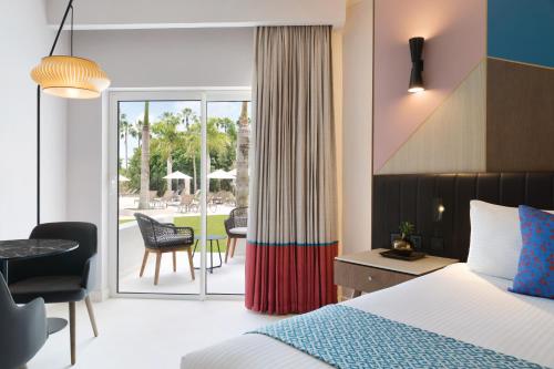 Habitación Preferred Club con vistas a la piscina - 1 cama extragrande del hotel Secrets La Romana All-Inclusive Adult Only Resort & Spa. Foto 1