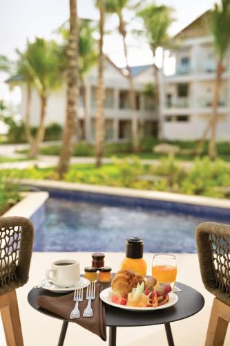 Habitación Preferred Club con acceso directo a la piscina y vistas al jardín - 1 cama extragrande del hotel Secrets La Romana All-Inclusive Adult Only Resort & Spa. Foto 1