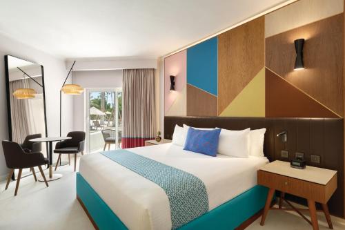 Habitación Premium con vistas al jardín - 1 cama extragrande del hotel Secrets La Romana All-Inclusive Adult Only Resort & Spa. Foto 1