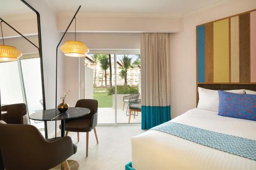 Habitación Premium con vistas al jardín - 1 cama extragrande del hotel Secrets La Romana All-Inclusive Adult Only Resort & Spa. Foto 3