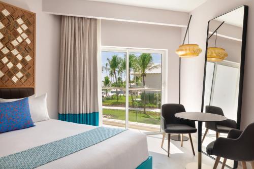 Habitación Premium con vistas al jardín - 1 cama extragrande del hotel Secrets La Romana All-Inclusive Adult Only Resort & Spa. Foto 6