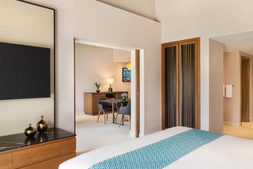 Suite Preferred con vistas al jardín - 1 cama extragrande del hotel Secrets La Romana All-Inclusive Adult Only Resort & Spa. Foto 5