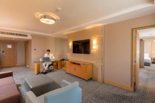 Suite Premium de 1 dormitorio con vistas a la ciudad - No fumadores del hotel Holiday Inn Bangkok Silom, An Ihg. Foto 3