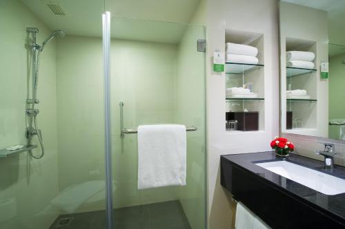 Suite de 1 dormitorio con vistas a la ciudad - 1 cama grande del hotel Holiday Inn Bangkok Silom, An Ihg. Foto 5
