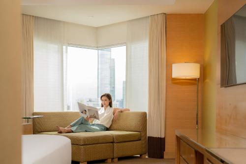 Habitación Doble Premium con vistas a la ciudad y acceso al salón - 2 camas del hotel Holiday Inn Bangkok Silom, An Ihg