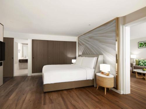 One - Bedroom Family Suite with One King Bed and Sofa Bed or Bunk Beds del hotel Mövenpick Bdms Wellness Resort Bangkok