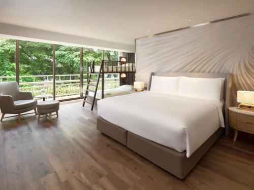 One - Bedroom Family Suite with One King Bed and Sofa Bed or Bunk Beds del hotel Mövenpick Bdms Wellness Resort Bangkok. Foto 1