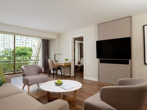 One - Bedroom Family Suite with One King Bed and Sofa Bed or Bunk Beds del hotel Mövenpick Bdms Wellness Resort Bangkok. Foto 4