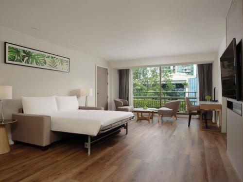One - Bedroom Family Suite with One King Bed and Sofa Bed or Bunk Beds del hotel Mövenpick Bdms Wellness Resort Bangkok. Foto 5