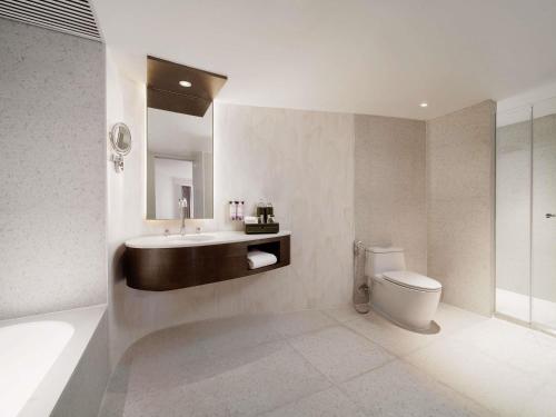 One - Bedroom Family Suite with One King Bed and Sofa Bed or Bunk Beds del hotel Mövenpick Bdms Wellness Resort Bangkok. Foto 6