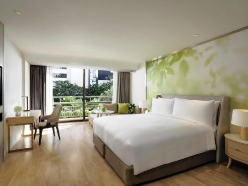 Habitación Deluxe con cama extragrande del hotel Mövenpick Bdms Wellness Resort Bangkok. Foto 1