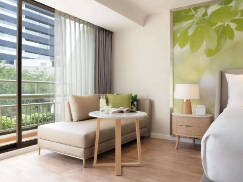 Habitación Deluxe con cama extragrande del hotel Mövenpick Bdms Wellness Resort Bangkok. Foto 2