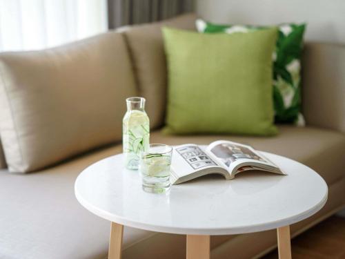 Habitación Deluxe con cama extragrande del hotel Mövenpick Bdms Wellness Resort Bangkok. Foto 3