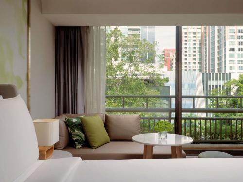 Habitación Deluxe con cama extragrande del hotel Mövenpick Bdms Wellness Resort Bangkok. Foto 4