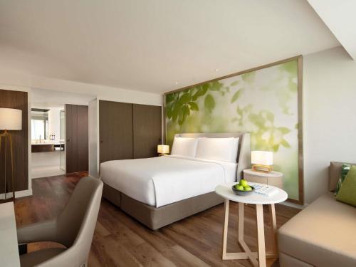 Habitación Deluxe con cama extragrande del hotel Mövenpick Bdms Wellness Resort Bangkok. Foto 5