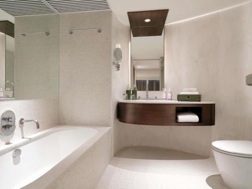 Habitación Deluxe con cama extragrande del hotel Mövenpick Bdms Wellness Resort Bangkok. Foto 6