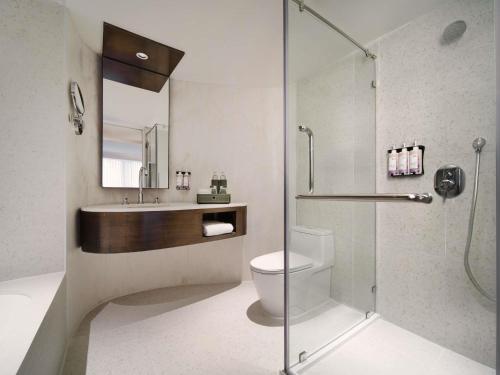 Habitación Deluxe con cama extragrande del hotel Mövenpick Bdms Wellness Resort Bangkok. Foto 7