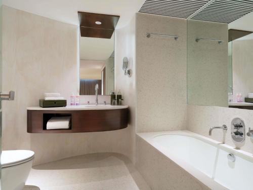 Habitación Doble Deluxe - 2 camas del hotel Mövenpick Bdms Wellness Resort Bangkok. Foto 5