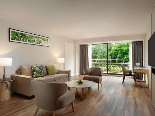 One - Bedroom Family Suite with Twin Beds and Sofa Bed del hotel Mövenpick Bdms Wellness Resort Bangkok. Foto 1