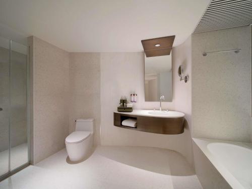 One - Bedroom Family Suite with Twin Beds and Sofa Bed del hotel Mövenpick Bdms Wellness Resort Bangkok. Foto 7