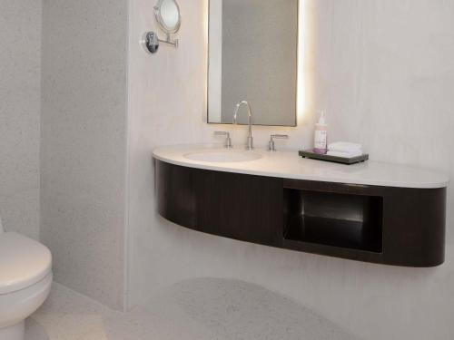 One - Bedroom Family Suite with Twin Beds and Sofa Bed del hotel Mövenpick Bdms Wellness Resort Bangkok. Foto 8