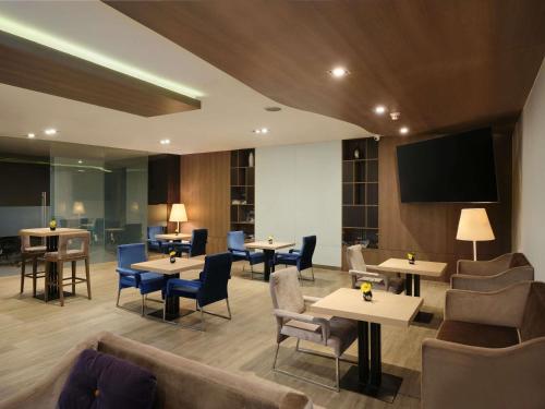 Habitación Premier 1 Cama King - size con Acceso al Lounge del hotel Novotel Bangkok On Siam Square. Foto 3
