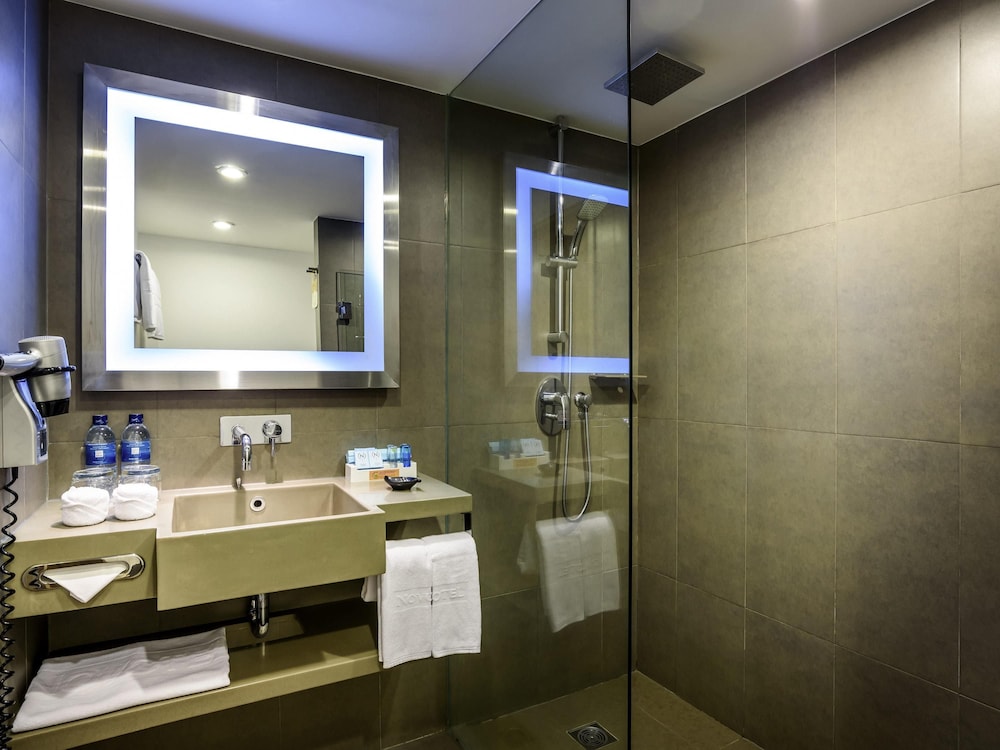 Habitación Superior de Esquina 1 Cama Queen - size y Sofá del hotel Novotel Bangkok On Siam Square