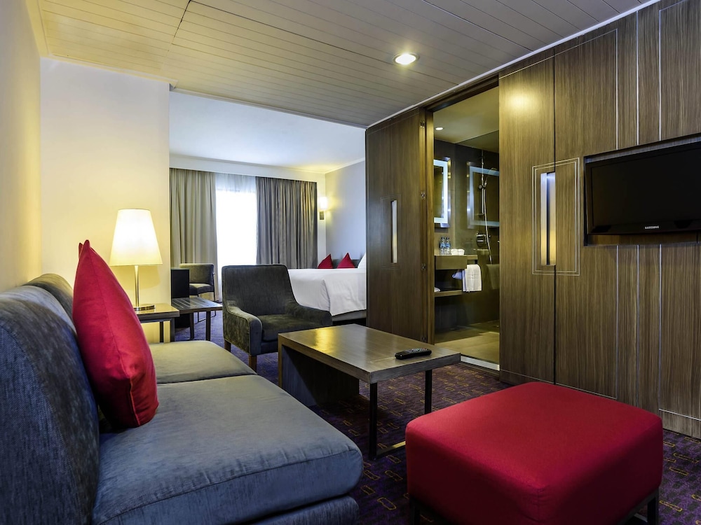 Habitación Superior de Esquina 1 Cama Queen - size y Sofá del hotel Novotel Bangkok On Siam Square. Foto 1