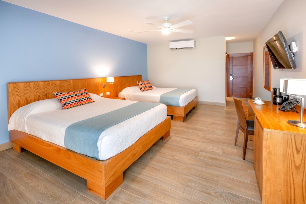 Habitación superior, 2 camas de matrimonio, balcón, vistas al mar del hotel Coral Costa Caribe Beach Resort - All Inclusive. Foto 1