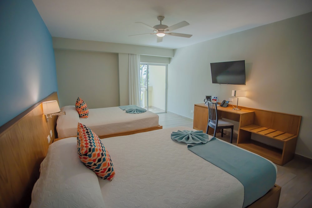 Habitación superior, 2 camas de matrimonio, balcón, vistas al mar del hotel Coral Costa Caribe Beach Resort - All Inclusive. Foto 2