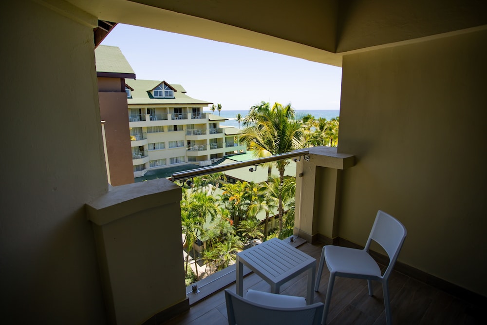 Habitación superior, 1 cama de matrimonio grande, balcón, vistas al mar del hotel Coral Costa Caribe Beach Resort - All Inclusive. Foto 1