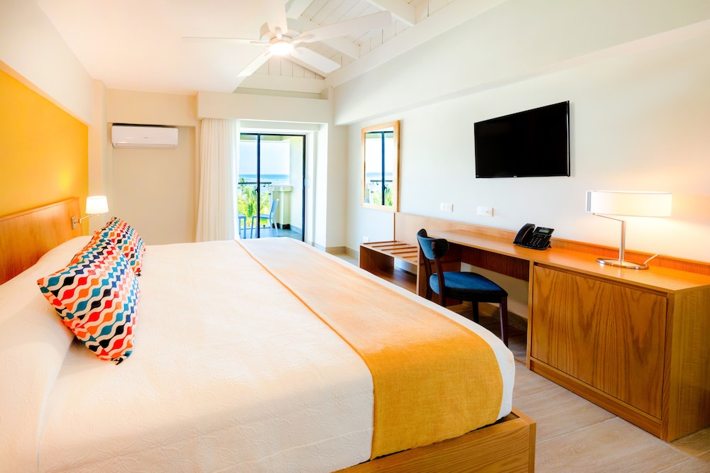 Habitación superior, 1 cama de matrimonio grande, balcón, vistas al mar del hotel Coral Costa Caribe Beach Resort - All Inclusive. Foto 2