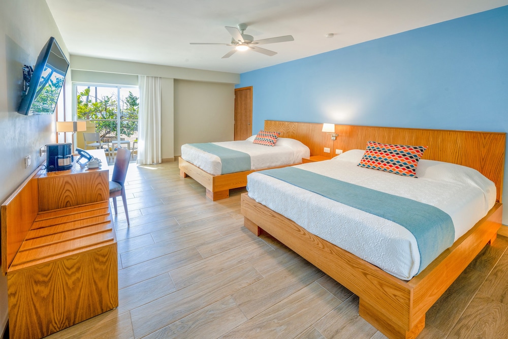 Habitación Deluxe, 2 camas de matrimonio, balcón, vistas al mar del hotel Coral Costa Caribe Beach Resort - All Inclusive. Foto 1