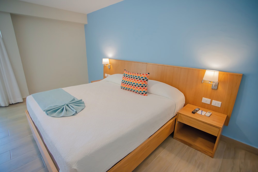 Habitación Deluxe, 1 cama de matrimonio grande, balcón, vistas al mar del hotel Coral Costa Caribe Beach Resort - All Inclusive. Foto 1