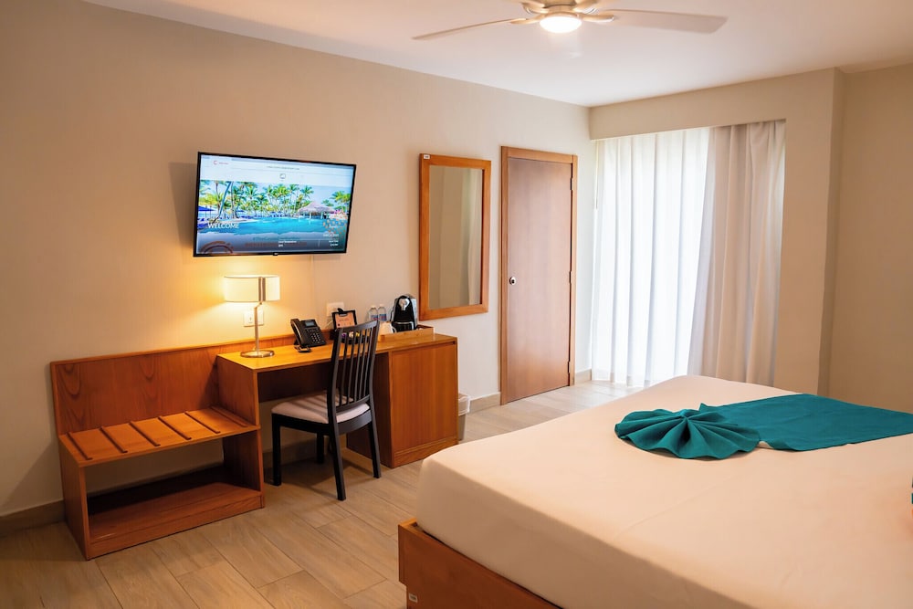 Habitación Deluxe, 1 cama de matrimonio grande, balcón, vistas al mar del hotel Coral Costa Caribe Beach Resort - All Inclusive. Foto 6