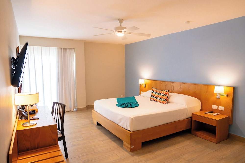 Habitación Deluxe, 1 cama de matrimonio grande, balcón, vistas al mar del hotel Coral Costa Caribe Beach Resort - All Inclusive. Foto 7
