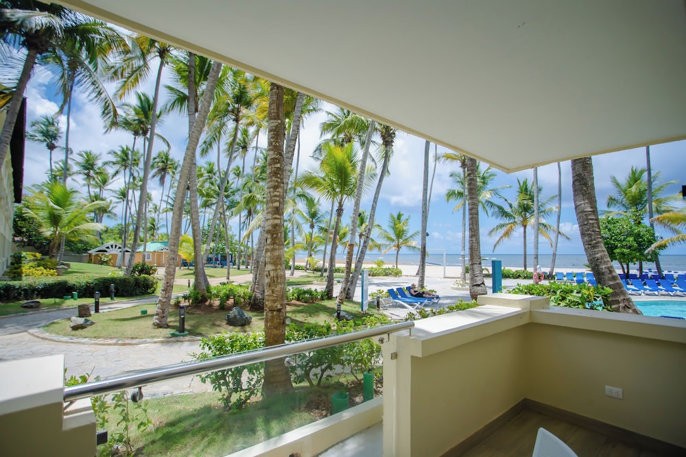 Habitación Deluxe, 1 cama de matrimonio grande, balcón, vistas al mar del hotel Coral Costa Caribe Beach Resort - All Inclusive. Foto 10