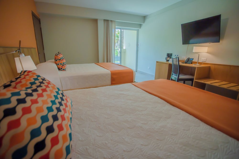 Habitación superior, 2 camas de matrimonio, balcón, vistas al jardín del hotel Coral Costa Caribe Beach Resort - All Inclusive. Foto 1