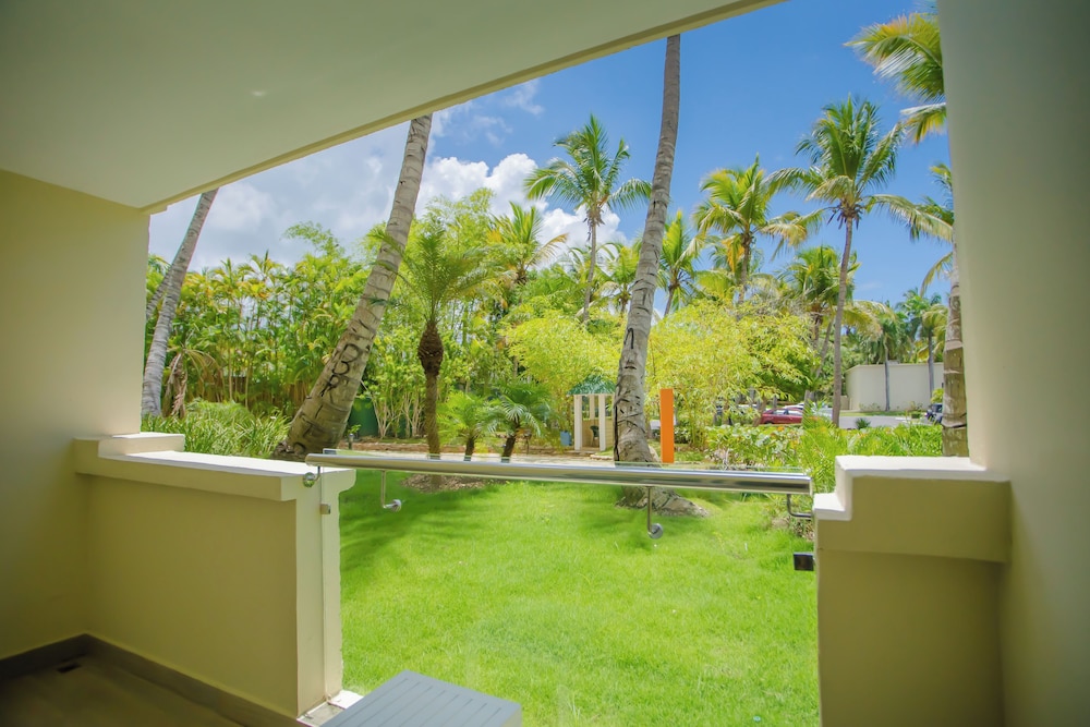 Habitación superior, 2 camas de matrimonio, balcón, vistas al jardín del hotel Coral Costa Caribe Beach Resort - All Inclusive. Foto 6