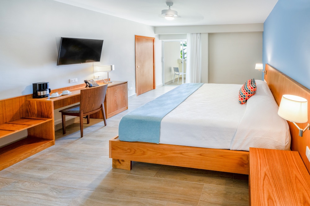 Habitación superior, 1 cama de matrimonio grande, balcón, vistas al jardín del hotel Coral Costa Caribe Beach Resort - All Inclusive. Foto 1