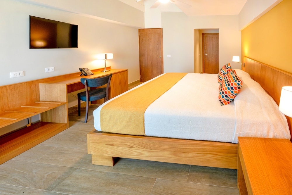 Habitación estándar, 1 cama de matrimonio grande, vistas al jardín del hotel Coral Costa Caribe Beach Resort - All Inclusive. Foto 1
