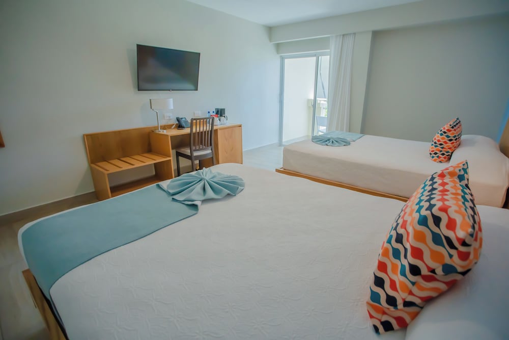 Habitación Deluxe, 2 camas de matrimonio, balcón, vistas al jardín del hotel Coral Costa Caribe Beach Resort - All Inclusive. Foto 1