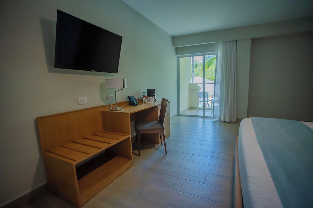 Habitación Deluxe, 1 cama de matrimonio grande, balcón, vistas al jardín del hotel Coral Costa Caribe Beach Resort - All Inclusive. Foto 1