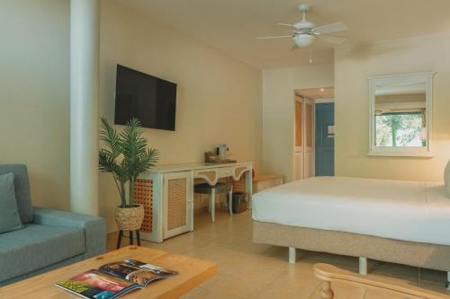 Suite Junior frente al océano del hotel Iberostar Waves Costa Dorada - All Inclusive. Foto 4