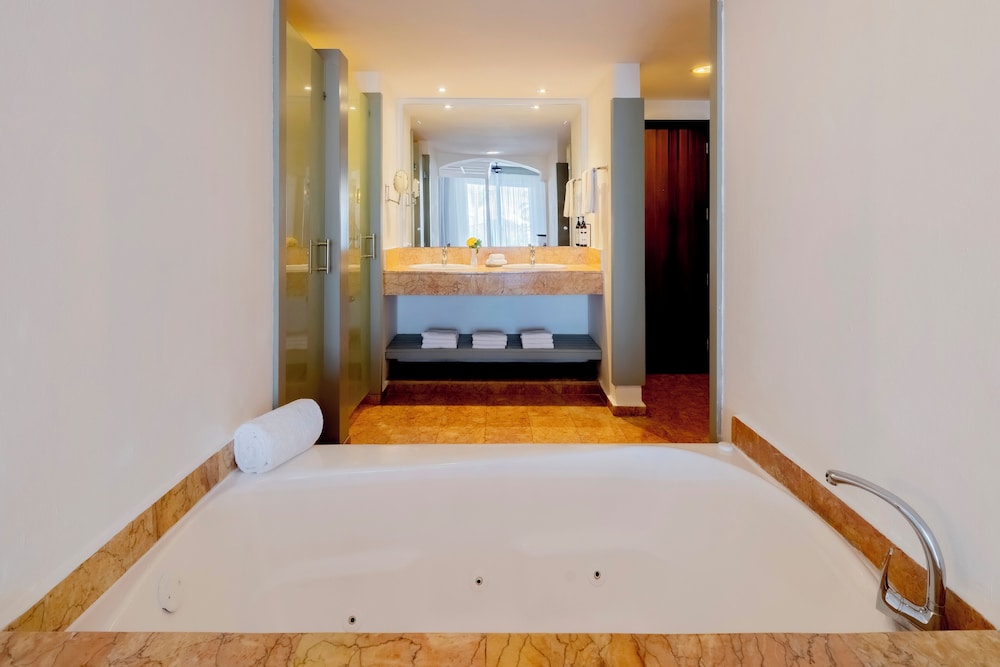 Suite Premium Sun Club Frente al Mar Cama King del hotel Sunscape Coco Punta Cana. Foto 1