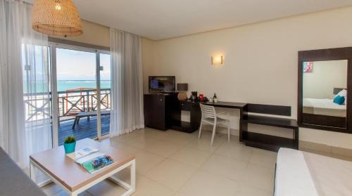 Suite Junior frente al mar (Golden Club VIP) del hotel Vista Sol Punta Cana Beach Resort and Spa - All Inclusive. Foto 1