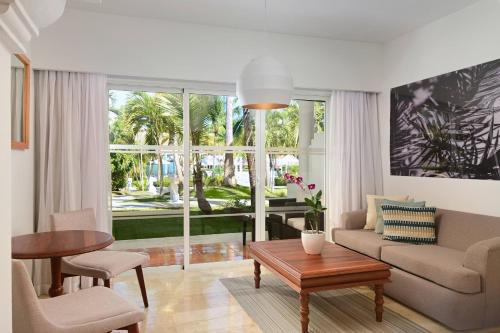 Suite Junior The Level con vistas al jardín del hotel Meliá Caribe Beach Resort. Foto 5